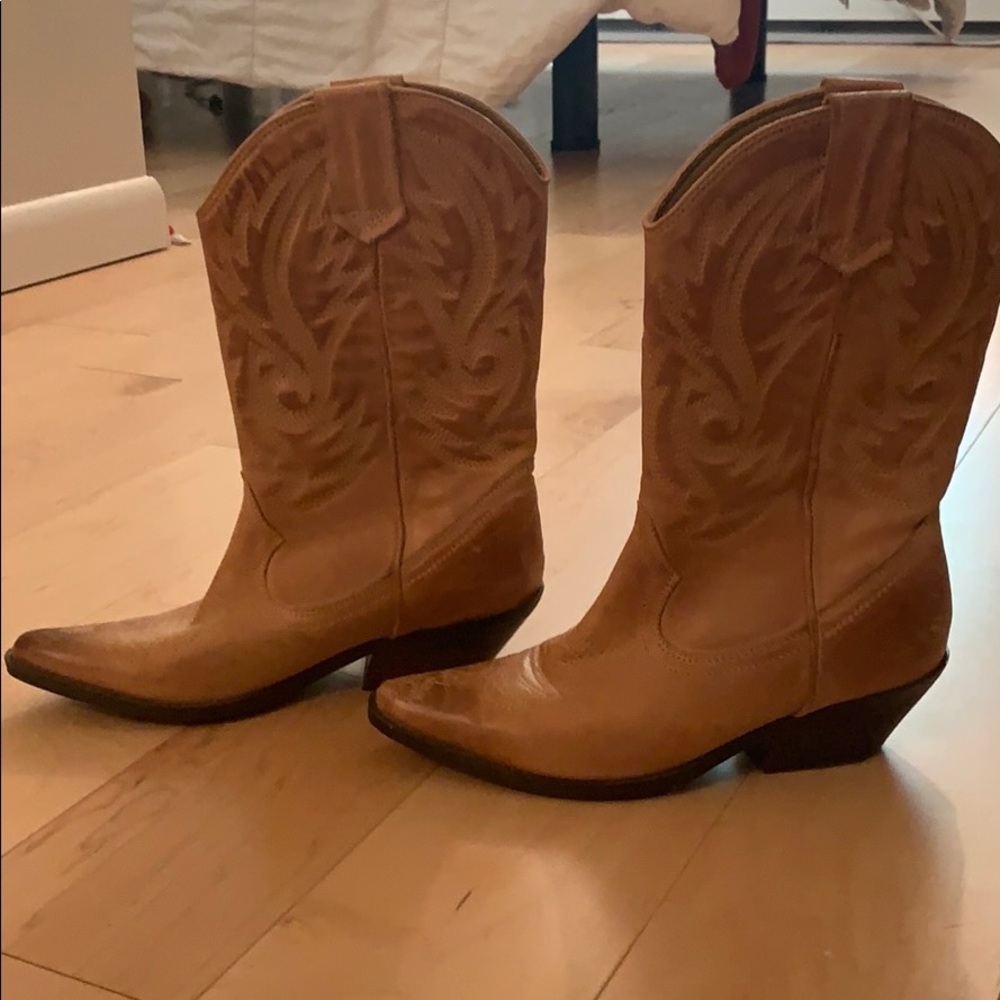 Cowgirl boots 👢